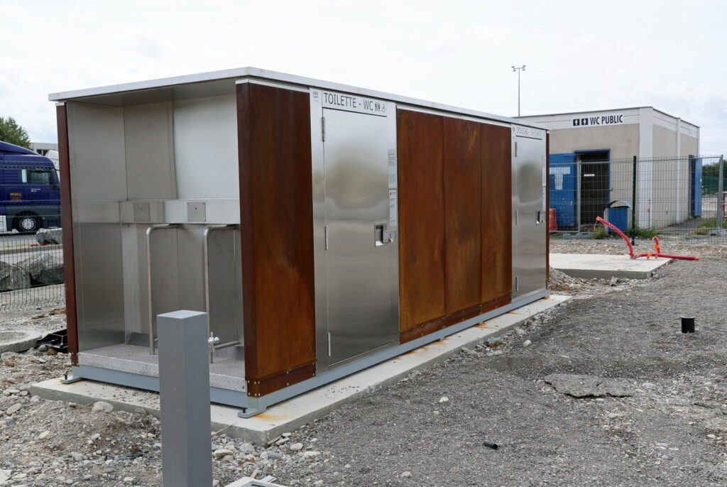découvrez notre guide complet sur les sanitaires poids lourds, incluant les installations, l'entretien et les réglementations essentielles pour garantir le confort et l'hygiène des conducteurs sur la route.