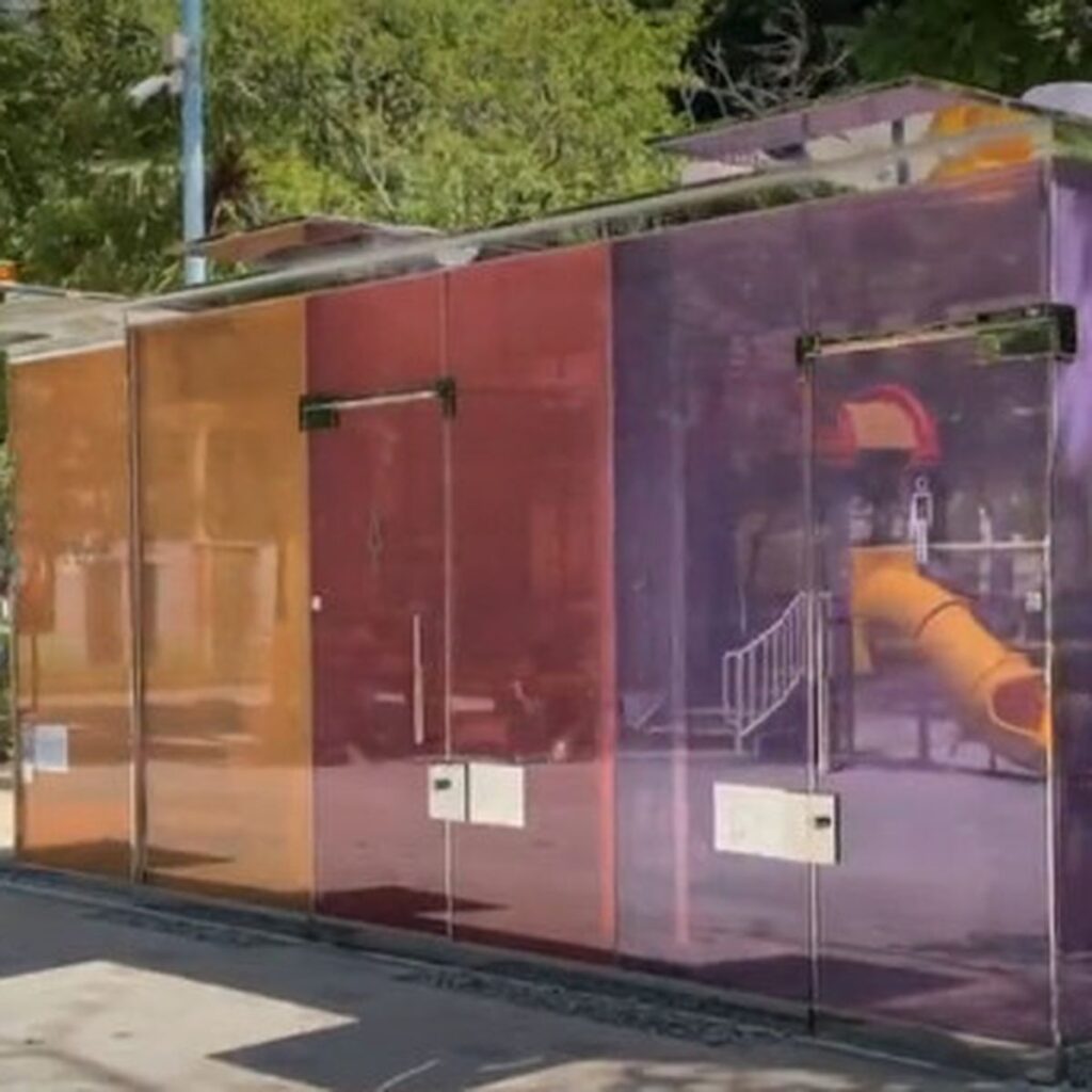 découvrez le verre révolutionnaire conçu pour les toilettes de tokyo, alliant innovation et technologie smartphone. transformez votre expérience de salle de bain avec ce concept unique, alliant confort et modernité.