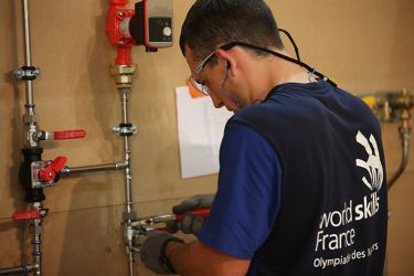 découvrez la plomberie spatiale : les technologies et solutions innovantes pour la gestion de l’eau et des fluides à bord des stations spatiales et des vaisseaux, indispensables à la vie dans l’espace.