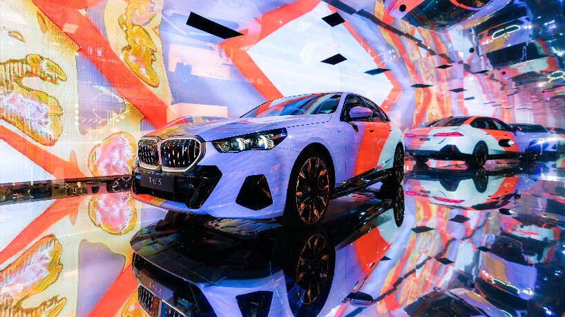 découvrez comment l'intelligence artificielle transforme la bmw i5 en une véritable œuvre d'art numérique. explorez l'alliance entre technologie de pointe et créativité artistique pour une expérience automobile unique.