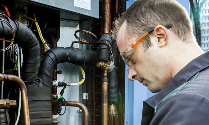 découvrez le métier de chef de groupe technique en génie électrique et télécoms : gestion d'équipe, expertise technique et coordination de projets innovants dans les secteurs de l'électricité et des télécommunications.